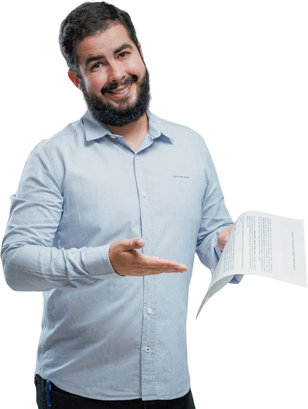 Alexandre Matos mostrando um documento